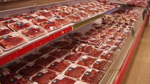 Selon l'ONG Tapp Coalition, il faudrait augmenter le prix du bœuf de 0,47 euros pour cent grammes, pour compenser les dommages environnementaux que sa production engendre. (©Pixabay) Selon l'ONG Tapp Coalition, il faudrait augmenter le prix du bœuf de 0,47 euros pour cent grammes, pour compenser les dommages environnementaux que sa production engendre. (©Pixabay)