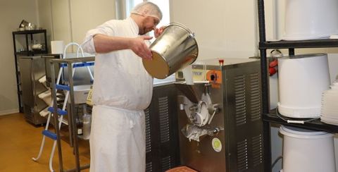 Préparation de la glace dans l'atelier de transformation