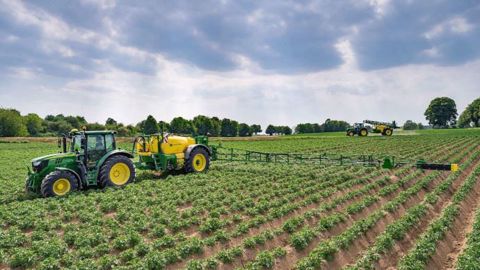 John Deere complète sa gamme de pulvérisateurs traînés grâce aux R732i et R740i. (©John Deere)