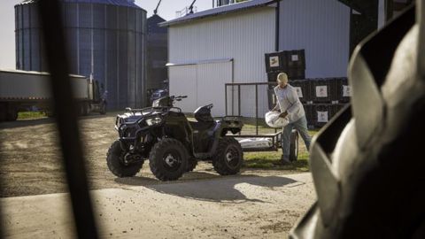 En utilisation agricole, le quad Polaris Sportsman 570 permet d'effectuer toutes les tâches du quotidien sans avoir à sortir le tracteur. (©Polaris)