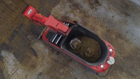 En assurant la fonction de désilage, Aura est totalement autonome. Un argument mis en avant par Kuhn pour se différencier des robots d'alimentation déjà présents sur le marché. (©Kuhn) En assurant la fonction de désilage, Aura est totalement autonome. Un argument mis en avant par Kuhn pour se différencier des robots d'alimentation déjà présents sur le marché. (©Kuhn)