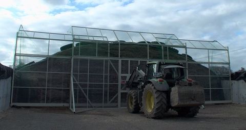 Grille de protection pour l'ensilage face aux oiseaux