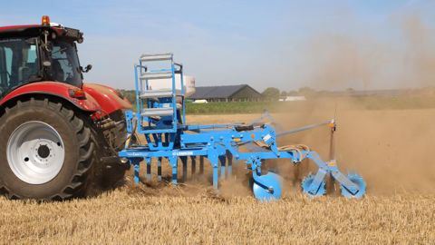 Les socs DeltaCut installés sur le déchaumeur Karat 9 permettent de travailler en surface jusqu'à 5 cm de profondeur. (©Lemken) Les socs DeltaCut installés sur le déchaumeur Karat 9 permettent de travailler en surface jusqu'à 5 cm de profondeur. (©Lemken)
