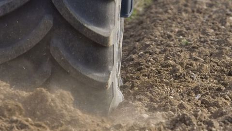Pression de gonflage, construction, technologie, configuration... nombreux sont les facteurs qui influent sur la capacité de traction des pneumatiques du tracteur. (©Bridgestone)