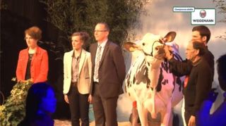 Fradon Jolie (Burns sur Encounter), championne adulte de la Nuit de la Holstein 2015. Fradon Jolie (Burns sur Encounter), championne adulte de la Nuit de la Holstein 2015.