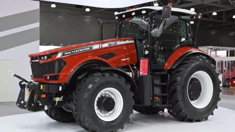 Le Russe Rostselmash coiffe sa gamme de tracteurs à roues RSM 1000 grâce au 1370 de 366 ch. (©Rostselmash)
