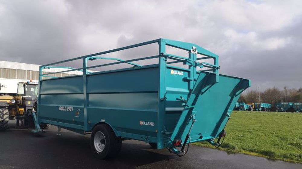 Le pont arrière de la bétaillère Rollvan bénéficie d'un ressort d'assistance ou de la version hydraulique en option. (©Rolland)