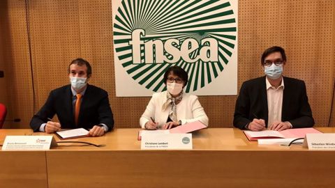 Bruno Bensasson (EDF), Christiane Lambert (FNSEA) et Sébastien Windsor (APCA) ont signé le 19 janvier une charte pour encadrer le développement du photovoltaïque agricole (©FNSEA) Bruno Bensasson (EDF), Christiane Lambert (FNSEA) et Sébastien Windsor (APCA) ont signé le 19 janvier une charte pour encadrer le développement du photovoltaïque agricole (©FNSEA)