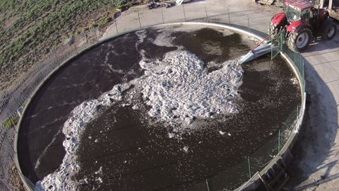 Une brassage régulier de la fosse à lisier permet d'homogénéiser les différentes couches et optimiser l'efficacité du fertilisant. Autre aspect : cela permet de réduire le temps de remplissage de cuve ensuite. (©Pichon) Une brassage régulier de la fosse à lisier permet d'homogénéiser les différentes couches et optimiser l'efficacité du fertilisant. Autre aspect : cela permet de réduire le temps de remplissage de cuve ensuite. (©Pichon)