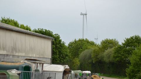 Deux facteurs pourraient expliquer les nuisances pour les troupeaux laitiers : des courants électriques vagabonds et la situation hydrogéologique des sous-sols. (©Cécile Julien) Deux facteurs pourraient expliquer les nuisances pour les troupeaux laitiers : des courants électriques vagabonds et la situation hydrogéologique des sous-sols. (©Cécile Julien)