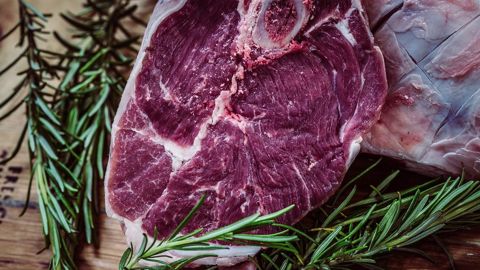 La récente enquête d'Interbev le confirme : les Français continuent d'aimer la viande et ceux qui la font. (©CC) La récente enquête d'Interbev le confirme : les Français continuent d'aimer la viande et ceux qui la font. (©CC)