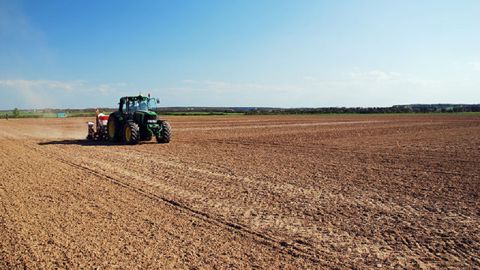 La vitesse de semis et profondeur de semis sont importants pour garantir une bonne levée du maïs. La vitesse de semis et profondeur de semis sont importants pour garantir une bonne levée du maïs.
