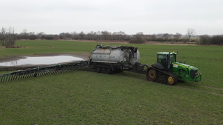 Épandage de lisier avec une tonne équipée de chenilles Claas Terra-Trac Épandage de lisier avec une tonne équipée de chenilles Claas Terra-Trac