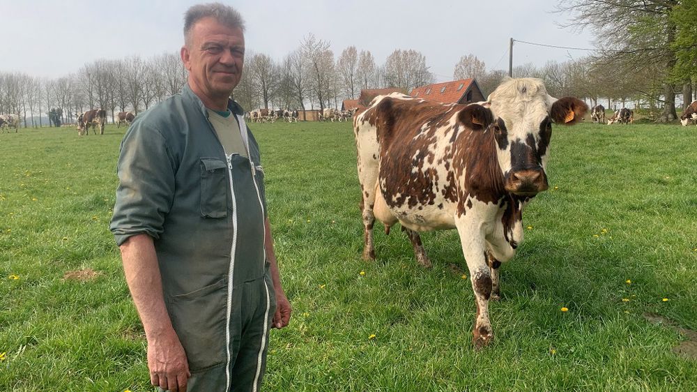 30 ans ont passé depuis son installation, Vincent réfléchit clairement à abandonner la production laitière par manque de prix rémunérateurs. (©Terre-net Média)