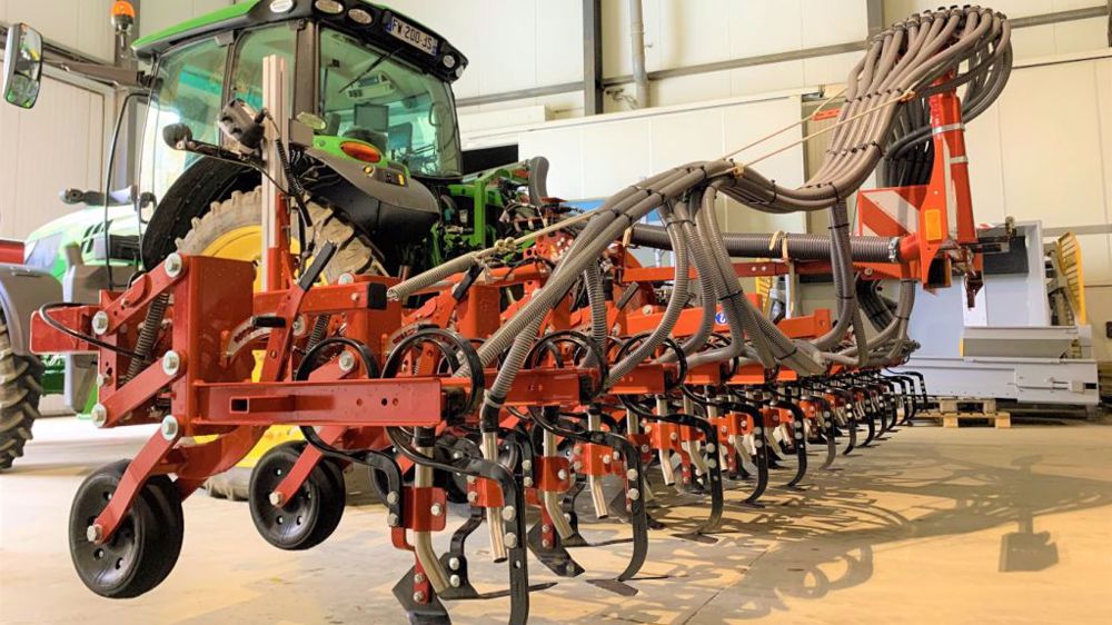 La bineuse Horsch est désormais disponible en version 9 m et équipée d'une tête de répartition pour ceux qui souhaitent fertiliser au désherbage. (©Horsch)