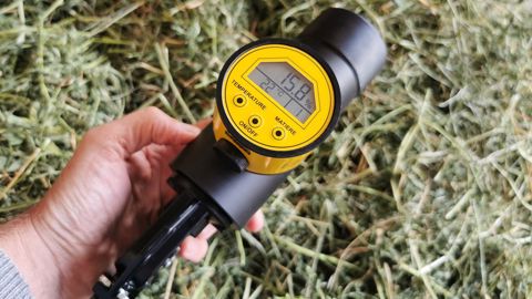Découvrez le taux de matière sèche de votre fourrage en quelques secondes grâce au testeur d'humidité de Base innovation. (©Base) Découvrez le taux de matière sèche de votre fourrage en quelques secondes grâce au testeur d'humidité de Base innovation. (©Base)