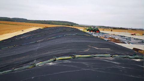 La couverture Geosmart est facile d'utilisation. Lourde et robuste, elle assure un bon lestage pour faciliter la reprise du silo. (©Firestone) La couverture Geosmart est facile d'utilisation. Lourde et robuste, elle assure un bon lestage pour faciliter la reprise du silo. (©Firestone)