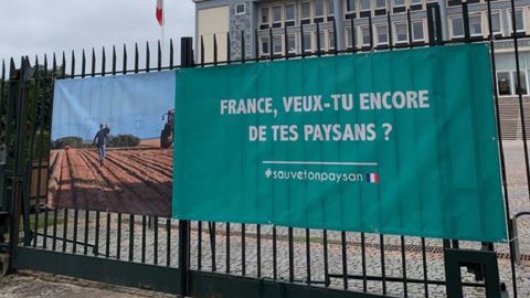 Affiche devant une préfecture normande lors d'une action syndicale en octobre 2019. (©@fabricechanuel) Affiche devant une préfecture normande lors d'une action syndicale en octobre 2019. (©@fabricechanuel)
