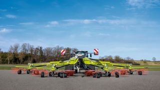 Claas renouvelle sa gamme d'andaineurs à 4 rotors baptisée Liner. (©Terre-net Média) Claas renouvelle sa gamme d'andaineurs à 4 rotors baptisée Liner. (©Terre-net Média)