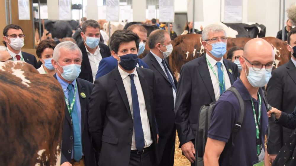 Julien Denormandie a longuement arpenté les allées du Space le 14 septembre. (©Terre-net Média)