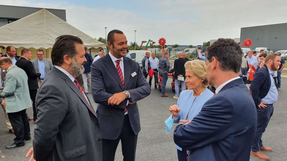 Mirco et Andreas Maschio ont félicité Caroline Cayeux et Michel Schietequatte pour leur collaboration lors de l'inauguration des locaux flambant neuf de Beauvais. (©Terre-net Média)