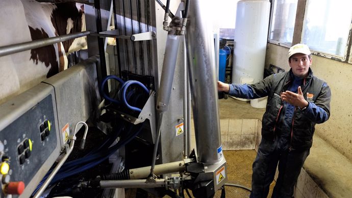 Paul Lebreton et son robot de traite V310 DeLaval