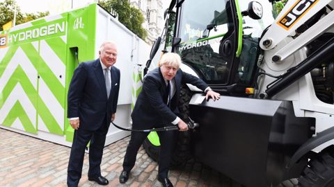Le premier ministre britannique Boris Johnson affiche son soutien à la production de machines équipées de moteurs à hydrogène. (©JCB) Le premier ministre britannique Boris Johnson affiche son soutien à la production de machines équipées de moteurs à hydrogène. (©JCB)