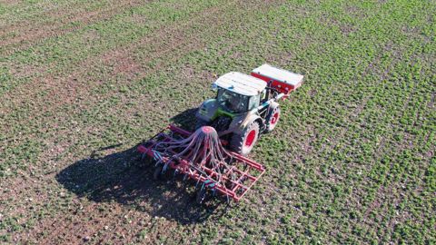 L'agriculteur a construit lui-même son semoir pour semer en direct ses couverts végétaux et son blé. (©Agripartner) L'agriculteur a construit lui-même son semoir pour semer en direct ses couverts végétaux et son blé. (©Agripartner)