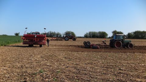 Sur la photo, semis simultané d’orge de printemps et de luzerne sur l’essai système du groupe sarthois en avril 2020 : en combiné avec la herse rotative, ou après labour et roulage. (©Chambre d'agriculture des Pays-de-la-Loire)