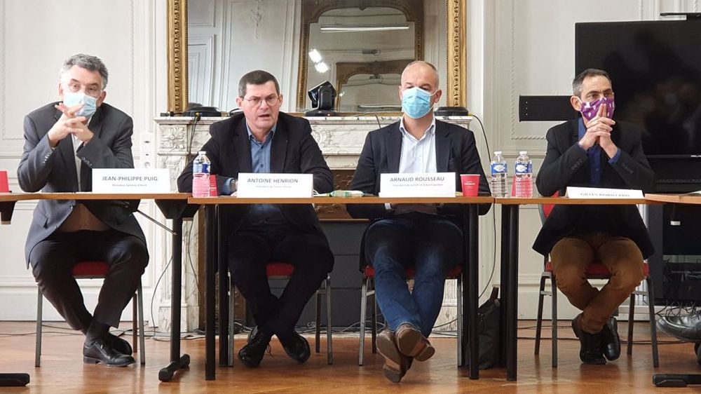 De gauche à droite : Jean-Philippe Puig, directeur général d'Avril, Antoine Henrion, président de l'interprofession Terres Univia, Arnaud Rousseau, président de la Fop et d'Avril Gestion, et Gilles Robillard, président de l'institut technique Terres Inovia (©Terre-net Média)