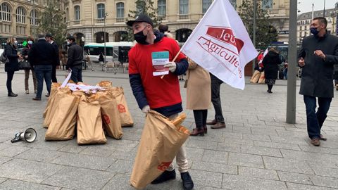 À Paris, JA a distribué près de 1 100 baguettes de pain pour sensibiliser les consommateurs aux conséquences de la perte de terres agricoles sur l'alimentation. (©Terre-net Média)