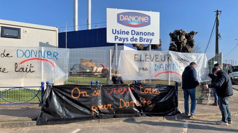 Les producteurs de lait de Caplait ont manifesté le 24 janvier pour demander à Danone un prix décent. (©Terre-net Média)
