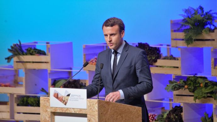 Le candidat Emmanuel Macron en 2017, défendant son programme agricole à Brest devant le Conseil de l'agriculture française