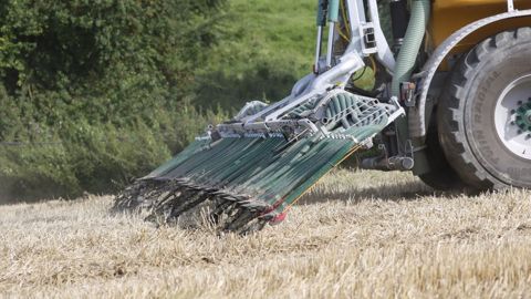 L'utilisation d'équipements comme les pendillards et les enfouisseurs permettent de limiter la volatilisation ammoniacale à l'épandage du digestat. (©CC) L'utilisation d'équipements comme les pendillards et les enfouisseurs permettent de limiter la volatilisation ammoniacale à l'épandage du digestat. (©CC)