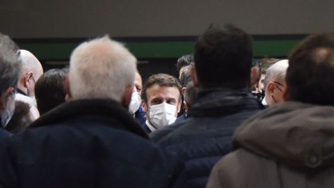 Emmanuel Macron au milieu des représentants des organisations agricoles, le 26 février, au salon de l'agriculture (©Terre-net Média)