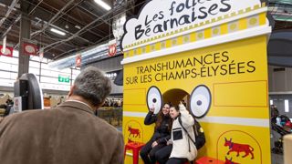 En clôture du salon de l'agriculture, les Champs Elysées se sont muées en large chemin de transhumance, dimanche 6 mars 2022. (©SIA - Aurélie Bourdon) En clôture du salon de l'agriculture, les Champs Elysées se sont muées en large chemin de transhumance, dimanche 6 mars 2022. (©SIA - Aurélie Bourdon)