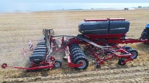 Le Maestro RV est combinable avec le semoir StripTill Focus TD Le Maestro RV est combinable avec le semoir StripTill Focus TD