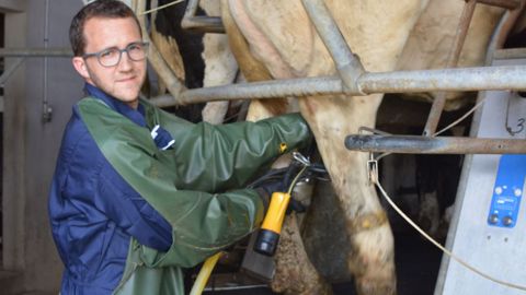 Laurent Guérin, éleveur à Miré (Maine-et-Loire), teste cet équipement depuis deux ans : « On est passé de 180 000 à 100 000 cellules ». (©Terre-net Média) Laurent Guérin, éleveur à Miré (Maine-et-Loire), teste cet équipement depuis deux ans : « On est passé de 180 000 à 100 000 cellules ». (©Terre-net Média)