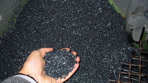 Ci-dessus, un aperçu des granulés en plastique obtenus suite au recyclage des big-bags. (©Adivalor) Ci-dessus, un aperçu des granulés en plastique obtenus suite au recyclage des big-bags. (©Adivalor)