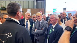 Le ministre de l'agriculture Marc Fesneau dans les allées du Space 2022 (©Terre-net Média) Le ministre de l'agriculture Marc Fesneau dans les allées du Space 2022 (©Terre-net Média)
