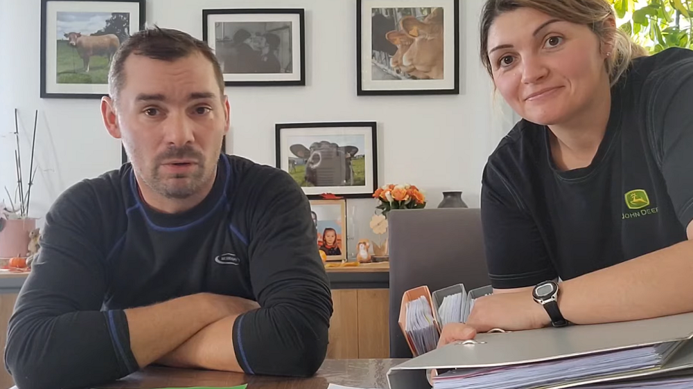 La sécheresse et le prix de l'énergie pèsent sur le revenu des éleveurs (©Ferme du Saint Eloi)