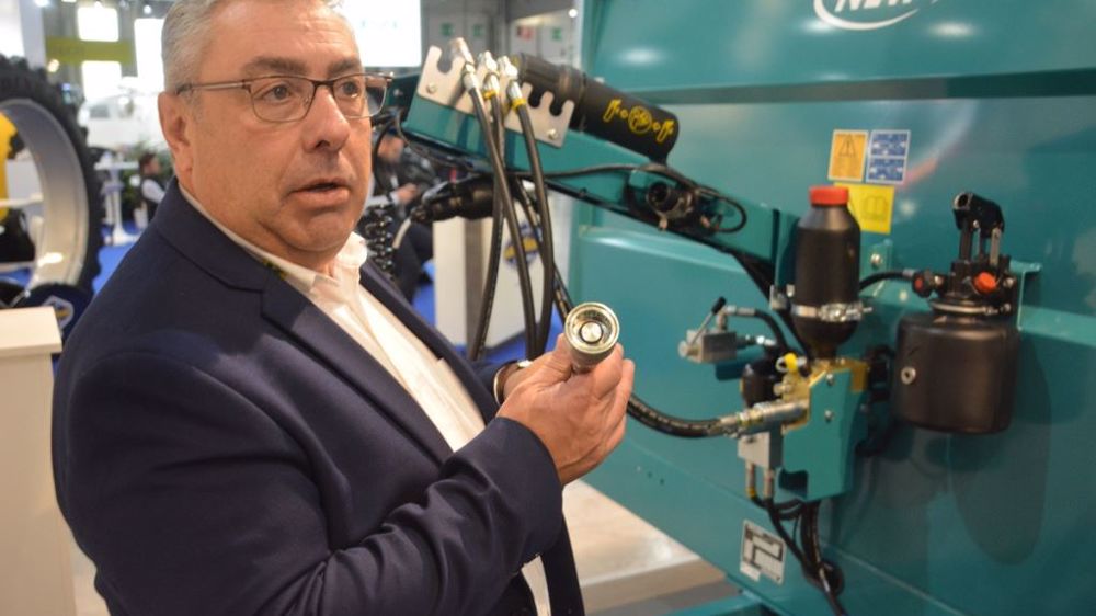 Jean-Yves Augereau, directeur commercial de Rolland au dernier Sima : « Sur les bennes monocoques, on a plus de 15 % de parts de marché, preuve que le succès de nos modèles Rollfarm et Rollspeed ne se dément pas » (©Antoine Humeau)