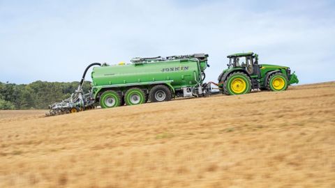 Pour les tracteurs de forte puissance, John Deere mise sur l’électrification de la transmission. Sur ce 8R eAutopowr, les composants hydrauliques ont été remplacés par un circuit d’alimentation électrique. (©John Deere) Pour les tracteurs de forte puissance, John Deere mise sur l’électrification de la transmission. Sur ce 8R eAutopowr, les composants hydrauliques ont été remplacés par un circuit d’alimentation électrique. (©John Deere)