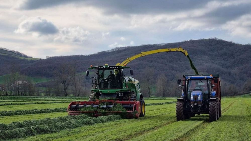 Ensilage d'herbe au 7 janvier dans l'Aveyron. (©<a href="https://www.facebook.com/profile.php?id=100057493808056" target="_self">Page Facebook ETA Rouquette</a>)