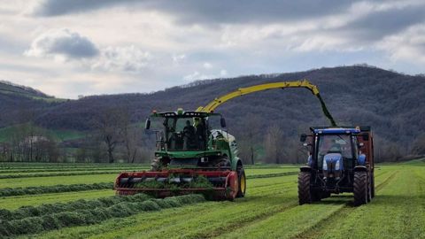 Ensilage d'herbe au 7 janvier dans l'Aveyron. (©<a href="https://www.facebook.com/profile.php?id=100057493808056" target="_self">Page Facebook ETA Rouquette</a>)