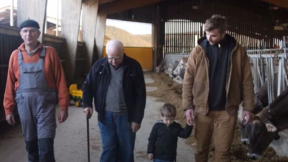 De droite à gauche : Baptiste, son fils, son grand-père et son père. (©Chaîne Youtube de Jeunes Agriculteurs)