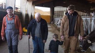 De droite à gauche : Baptiste, son fils, son grand-père et son père. (©Chaîne Youtube de Jeunes Agriculteurs)