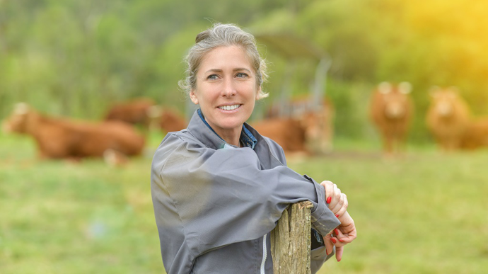 La journée internationale des droits des femmes : l'occasion de mettre en avant les éleveuses ! (©Adobe Stock)