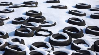 Avec le temps, les pneus sur les silos s'abîment : des petits morceaux de métal peuvent ressortir et non seulement percer la bâche, mais aussi se retrouver dans le fourrage. (©Terre-net Média) Avec le temps, les pneus sur les silos s'abîment : des petits morceaux de métal peuvent ressortir et non seulement percer la bâche, mais aussi se retrouver dans le fourrage. (©Terre-net Média)