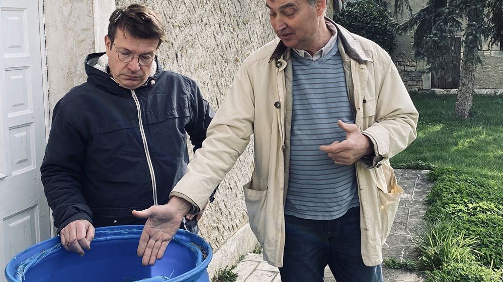 À gauche, Nicolas Lemane, conseiller technique chez Dupré Lardeau et à droite, Jean-François Feignon, agriculteur, Gaec La Forêt. (©Vert l'avenir)
